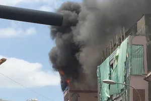 Cháy cạnh chợ Kim Biên: 3 quận phối hợp cứu hỏa