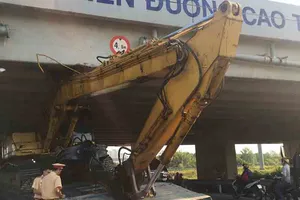 Xe đầu kéo mắc kẹt dưới gầm cầu vượt cao tốc 