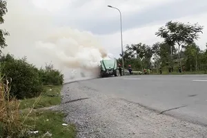 Xe container cháy ngùn ngụt khi đang chạy