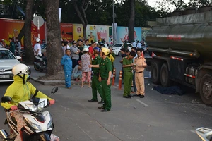 Xe biển đỏ cuốn người đàn ông vào gầm