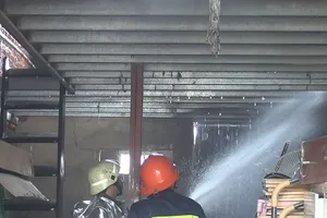 Xe tải cháy, lửa lan sang 3 nhà dân ở Bình Tân