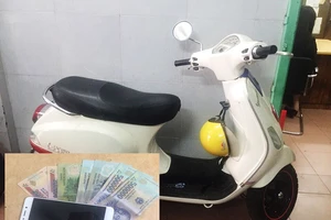 Chạy Vespa giật điện thoại du khách ở Sài Gòn