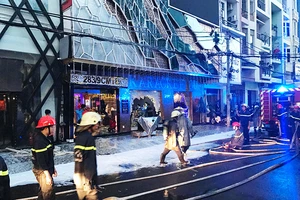 Bảng hiệu karaoke bốc cháy, nhiều người tháo chạy