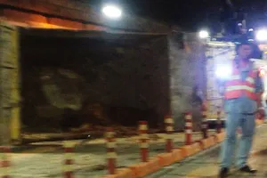 Xe chở đất lật trong hầm Thủ Thiêm