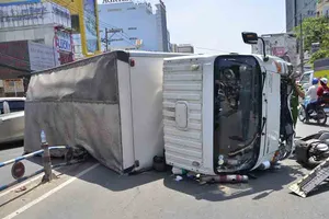 Xe tải lật chắn ngang trên đường Cộng Hòa