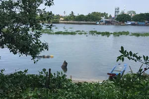 Ghe máy người dân bị lật khi hỗ trợ di chuyển thi thể