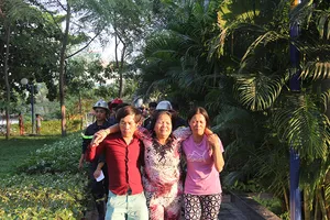 Tông vào thành cầu, 2 thanh niên rơi xuống kênh Tàu Hủ