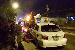 Container húc đuôi ô tô, 4 người trong xe hoảng loạn