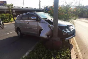 Nhiều ô tô gặp nạn vì vệt dầu nhớt trên đường