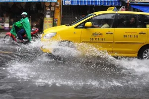 Mưa lớn, đường TP.HCM ngập nặng giữa mùa nóng