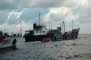 3 tàu nước ngoài bán dầu lậu trên biển