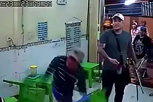 Nhóm người hung hãn đập phá quán kem ở quận 1