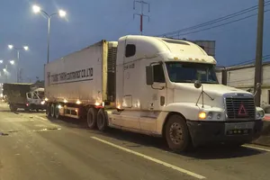 Tài xế xe tải tông đuôi container, tử vong tại chỗ