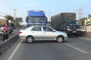 Xe 4 chỗ bị container tông xoay ngang trên quốc lộ