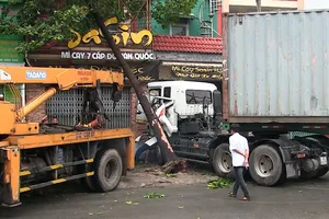 Container tông liên hoàn, bé trai 3 tuổi tử vong