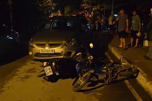 1 khách ngoại tông ô tô trúng 3 xe máy