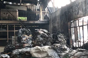 Lửa thiêu rụi công ty bao bì ở quận 8