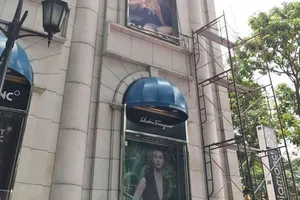 1 công nhân làm ở tòa nhà Diamond Plaza rơi xuống đất