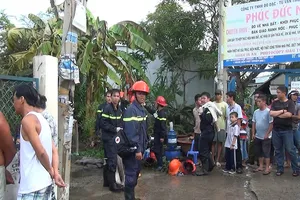 Bà cụ 80 tuổi lao ra từ căn nhà chứa phế liệu cháy