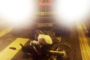 Đi siêu thị, 2 mẹ con bị cuốn vào gầm container