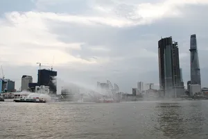 Cảnh sát PCCC cứu hộ 2 tàu va chạm trên sông Sài Gòn