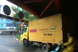 Lờ giới hạn chiều cao, xe tải mắc kẹt dưới cầu Công Lý