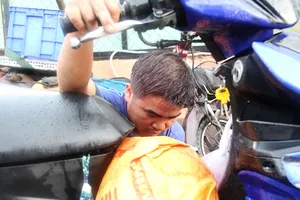 3 anh em tiếp tục sửa xe miễn phí khi đường ngập