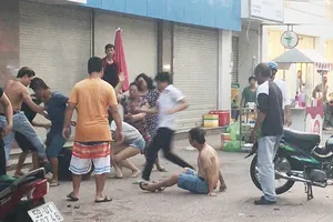 2 người bán trà sữa trên vỉa hè bị đánh dã man