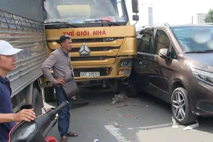 Xe bồn lao vào dòng xe chờ đèn đỏ ở đường Trường Chinh