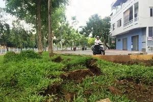 Hố ga liên tiếp phát nổ lớn trên đường Trường Sa