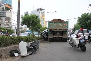 Xe ben húc văng ô tô 4 chỗ trên đường Cộng Hòa