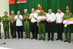 Khen thưởng ban chuyên án phá đường dây sản xuất ma túy