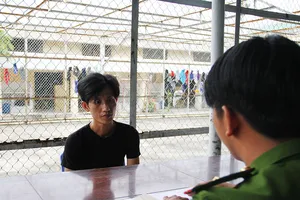 Cô gái bị nhóm thanh niên gí dao cướp xe ở cầu Nước Lên