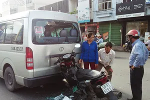 Chạy vào làn ô tô, xe máy dính chặt đuôi xe khách