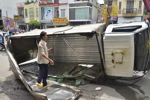 Xe tải mất phanh, lật trên cầu Nguyễn Văn Cừ