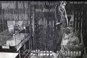 Thanh niên đu dây đột nhập cửa hàng điện thoại 