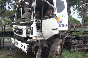 Xe đầu kéo tông bật gốc 2 cây xanh, tài xế bị thương 