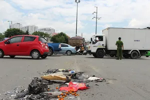 Xe ben cán nát xe máy trên đại lộ Phạm Văn Đồng