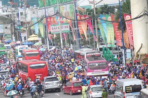 Giao thông hỗn loạn trước KDL Suối Tiên chiều cuối tuần