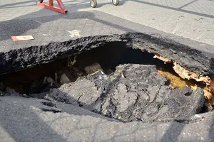 Xuất hiện hố 'tử thần' giữa trung tâm Sài Gòn