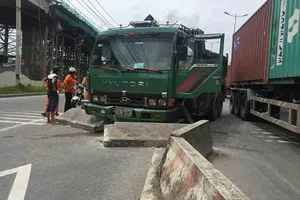 Gãy nhíp, xe ben cày dải phân cách, lao sang làn xe máy