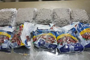 Cần Sa trong đồ hộp, kẹo bánh gửi qua đường tàu bay