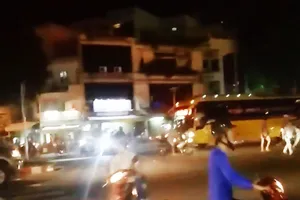 Hỗn chiến xe ôm truyền thống và Grab, công an nổ súng