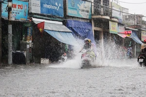 Mưa như trút nước, đường TP.HCM cuối tuần ngập nặng