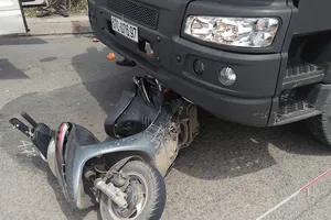 Xe tải cuốn gia đình vào gầm, 2 vợ chồng tử vong