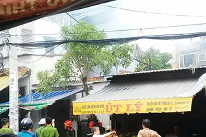 Cụ bà 60 tuổi chạy ra khỏi căn nhà cháy