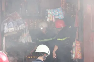 Cụ bà thoát chết trong đám cháy lớn ở tiệm vàng mã 
