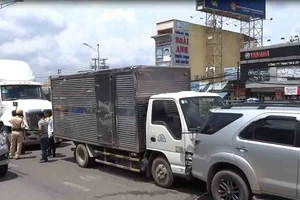 Container lao vào xe chờ đèn đỏ ở đường Trường Chinh