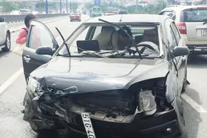 Va chạm giữa cầu Sài Gòn, ô tô lao dải phân cách