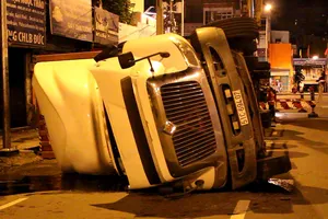 Xe container lật ngang lúc rạng sáng